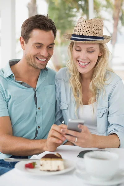 Couple regardant smartphone ensemble — Photo