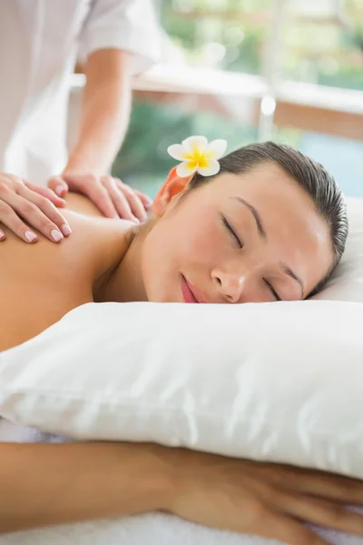 Brunette getting a shoulder massage — Stock Photo, Image