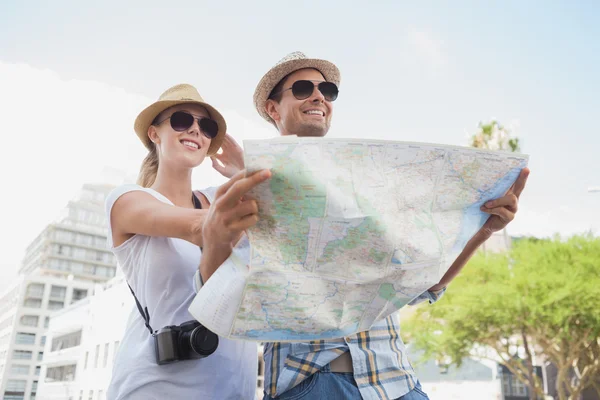 Turistické pár pomocí mapy — Stock fotografie