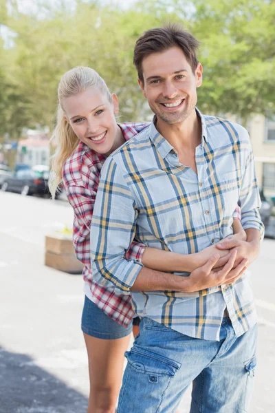 Hüftiges Paar umarmt und lächelt — Stockfoto