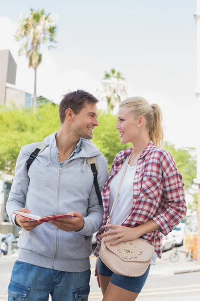 Pareja turística consultando la guía — Foto de Stock