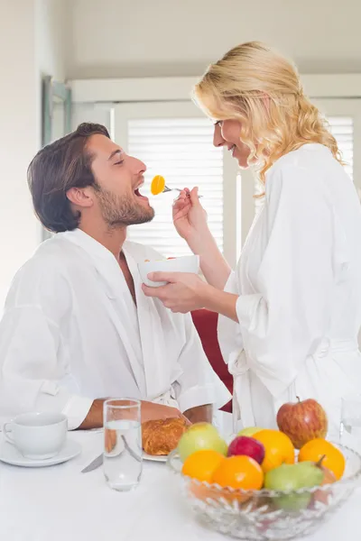 Casal em roupões de banho tomando café da manhã — Fotografia de Stock