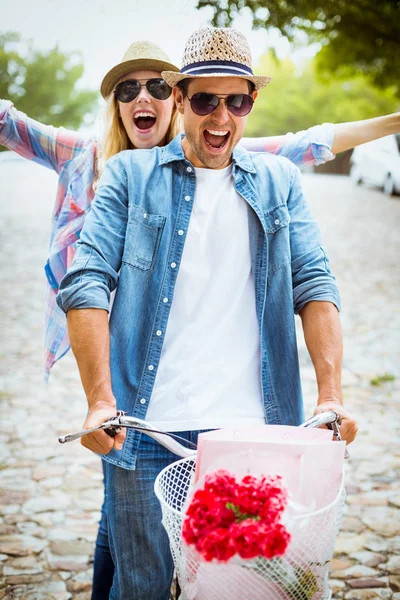 Hip par går för en cykeltur — Stockfoto