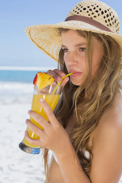 Bionda in bikini sorseggiando cocktail — Foto Stock