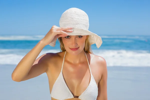 Loira de biquíni branco e chapéu de sol — Fotografia de Stock