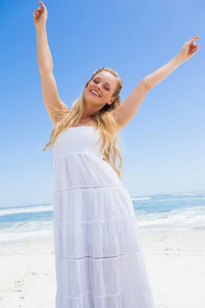 Blondine lächelt am Strand — Stockfoto