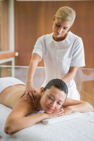 Brunette genieten van een rustige massage — Stockfoto