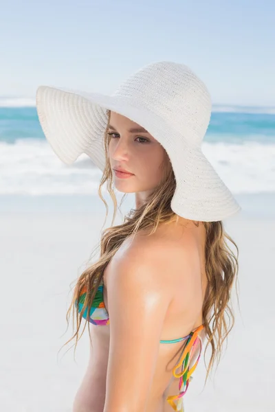女孩在沙滩上摆在那顶草帽 — 图库照片