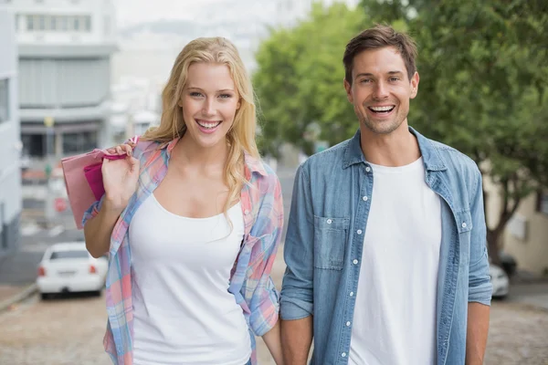 Couple on shopping trip walking uphill — Stock Photo, Image