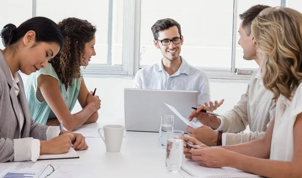 Geschäftsteam trifft sich — Stockfoto