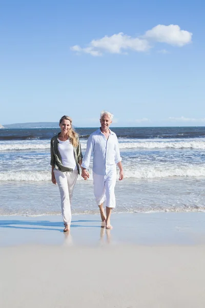 Paar spaziert barfuß am Strand — Stockfoto