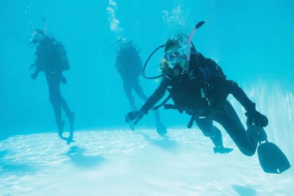 Amigos em treinamento de mergulho submerso na piscina — Fotografia de Stock