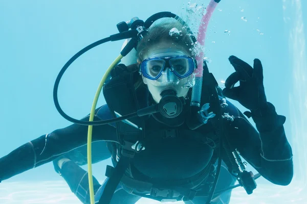 Woman on scuba training in swimming pool — Stock Photo, Image