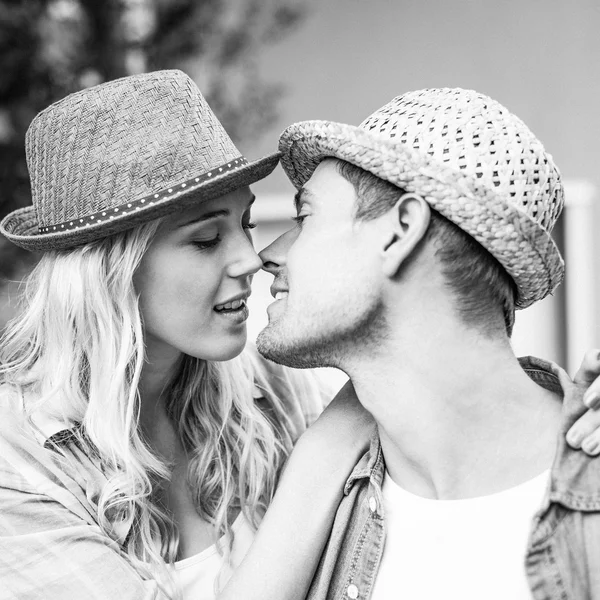 Hip couple about to kiss — Stock Photo, Image