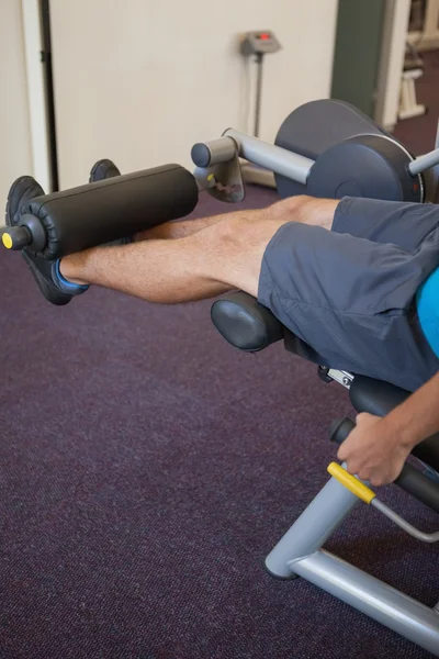 Bacaklar için ağırlıklar makine kullanan adam — Stok fotoğraf