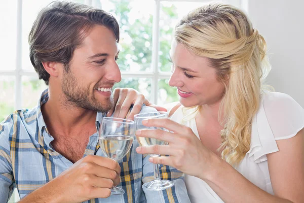 Casal desfrutando de vinho branco — Fotografia de Stock