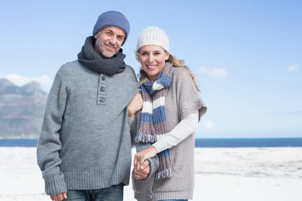 Paar in warmer Kleidung am Strand — Stockfoto