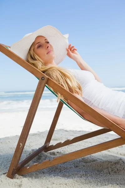 Bionda seduta in spiaggia — Foto Stock