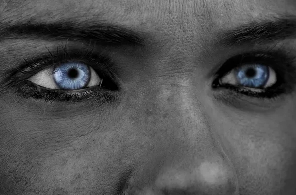 Blaue Augen auf grauem Gesicht — Stockfoto