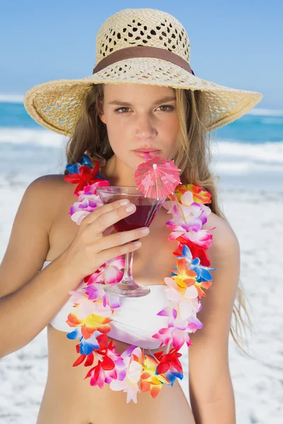 Blonde in floral garland sipping cocktail — Stock Photo, Image