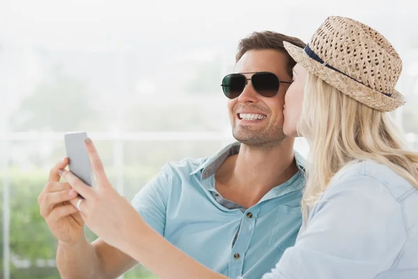 Pareja sentada en la cafetería tomando una selfie — Foto de Stock