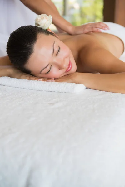 Morena desfrutando de uma massagem pacífica — Fotografia de Stock