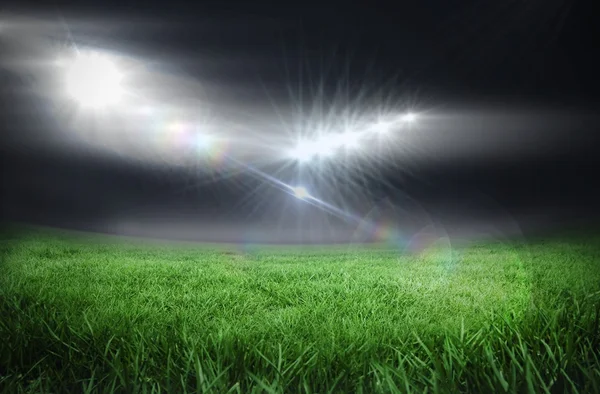 Campo de futebol sob luzes brilhantes — Fotografia de Stock