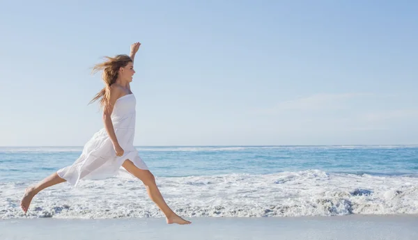 Rubia saltando en la playa — Foto de Stock