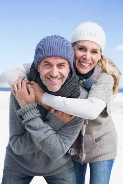 Pareja abrazándose en la playa — Foto de Stock