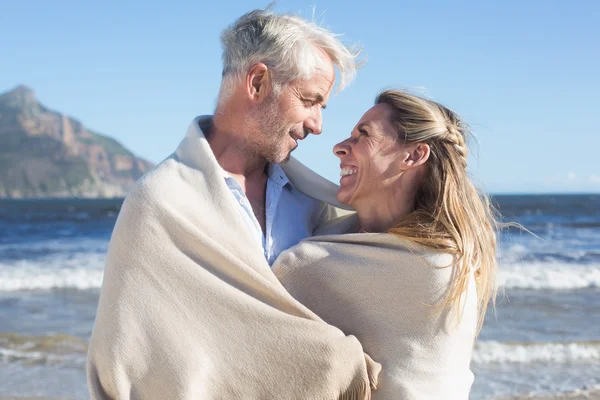 Par insvept i filt på stranden — Stockfoto