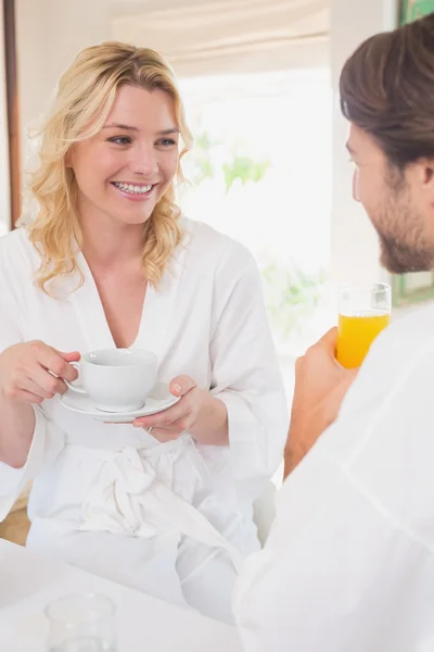 Pareja desayunando en sus albornoces — Foto de Stock