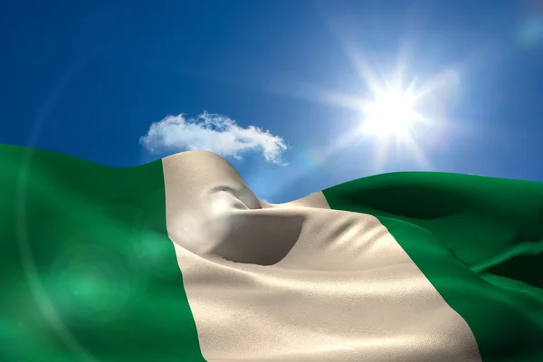 Nigeria bandiera nazionale sotto il cielo soleggiato — Foto Stock