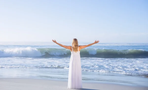 Sundress plajda sarışın ayakta — Stok fotoğraf