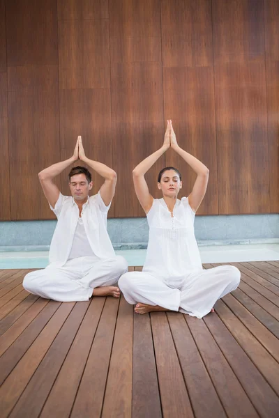 Couple sitting in lotus pose — Stock Photo, Image