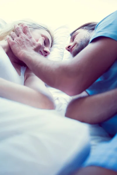 Couple lying on bed — Stock Photo, Image