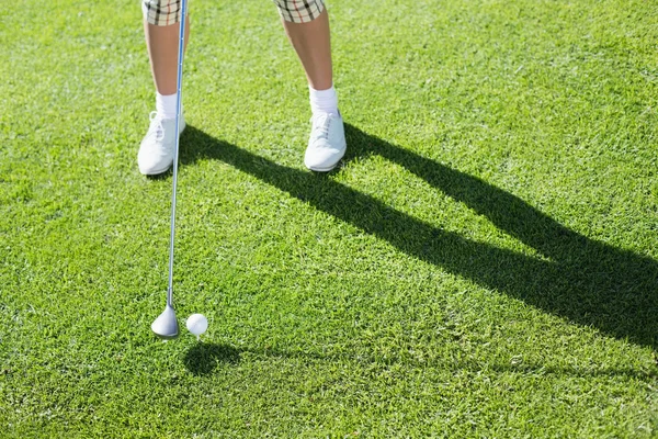 Lady golfer teeing off for the day — Stock Photo, Image