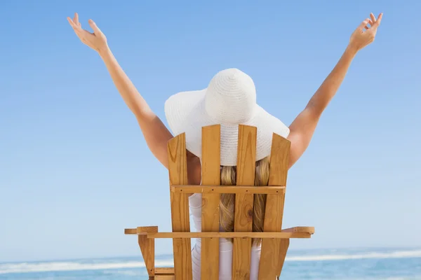 Mulher sentada em cadeira de praia — Fotografia de Stock