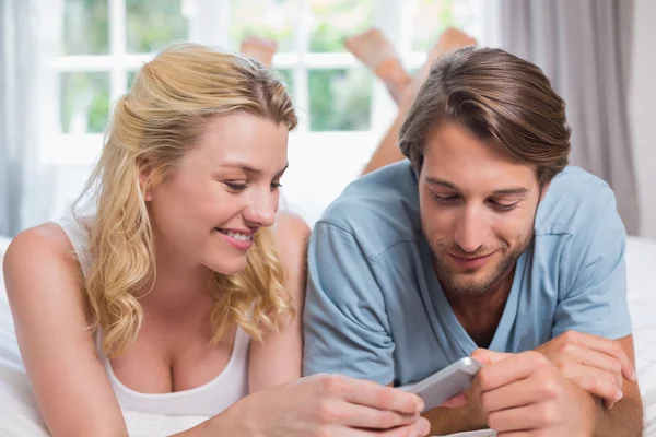 Casal olhando para smartphone — Fotografia de Stock