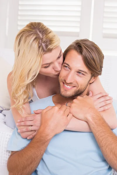 Casal sentado no sofá juntos — Fotografia de Stock