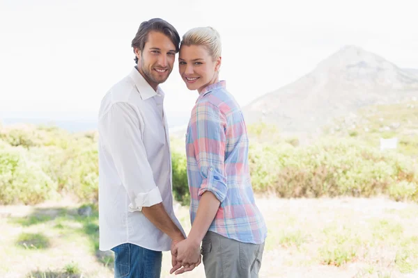 Couple debout main dans la main — Photo