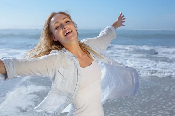 Blondin utspridning av vapen på stranden — Stockfoto