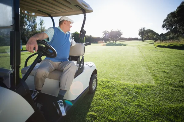 Golfista jízdy jeho golfového kočárku pozpátku — Stock fotografie