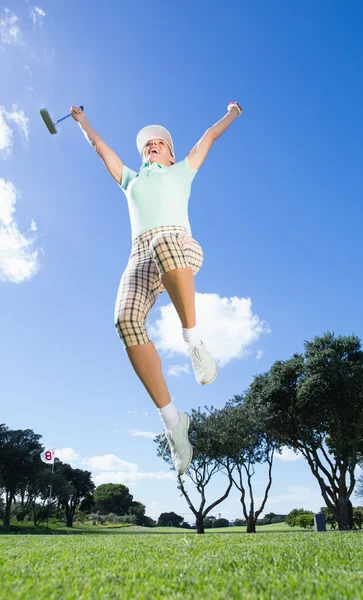 Vrouwelijke golfspeler springen en juichen — Stockfoto