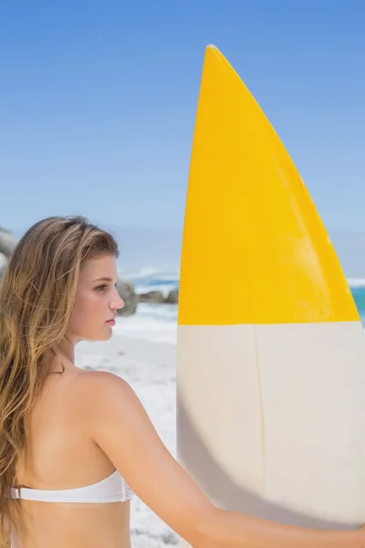 Surfista chica sosteniendo su tabla de surf en la playa —  Fotos de Stock