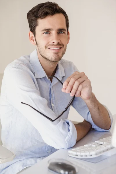 Zakenman zit aan zijn bureau — Stockfoto