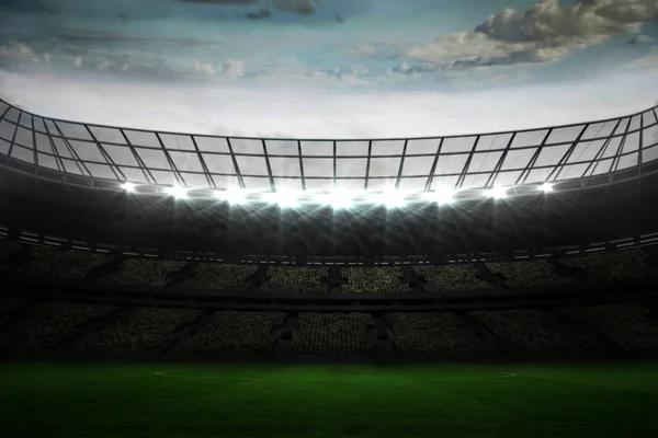 Большой футбольный стадион под синим небом — стоковое фото