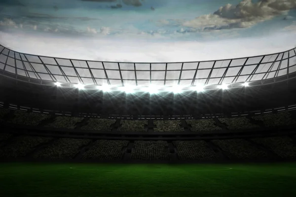 Grande estádio de futebol sob o céu azul — Fotografia de Stock