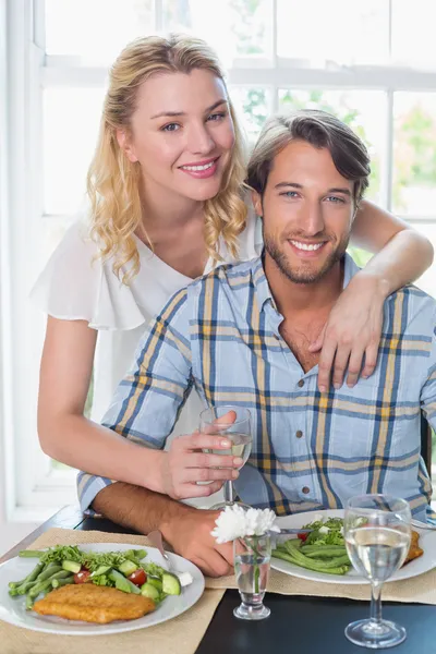 Paar genießt gemeinsames Essen — Stockfoto