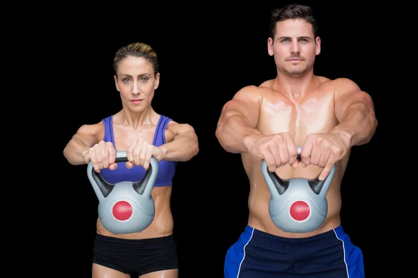 CrossFit par poserar med kettlebells — Stockfoto