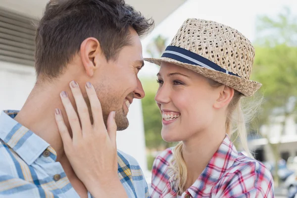 Pareja sonriéndose mutuamente — Foto de Stock